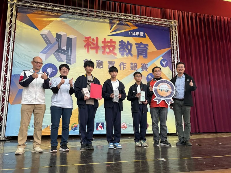 81112 廖恩廷、70303 林敬軒、70307 陳育楷榮獲卓越獎